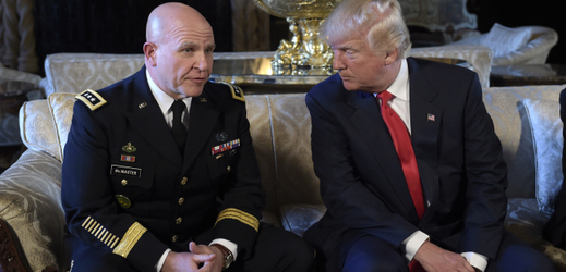 Poradce prezidenta USA pro národní bezpečnost Herbert McMaster (vlevo) a prezident Donald Trump.