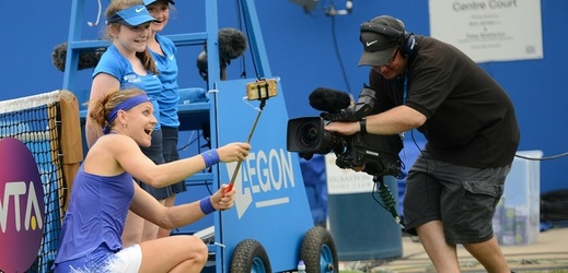 Lucie Šafářová při vítězném rituálu, focení selfie.
