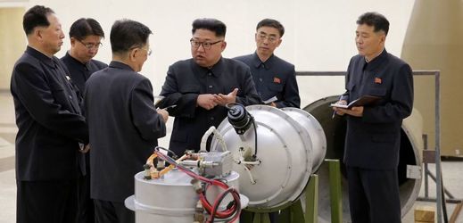 Severokorejský vůdce Kim Čong-un u termonukleární bojové hlavice.