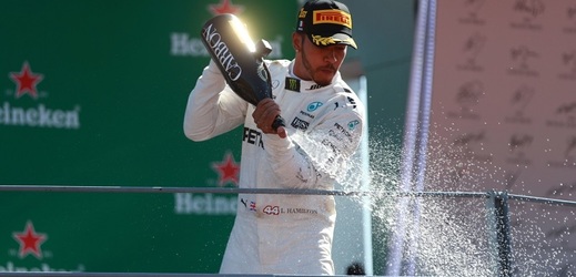 Lewis Hamilton slaví výhru ve Velké ceně Itálie.