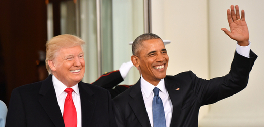 Nynější americký prezident Donald Trump (vlevo) a bývalý Barack Obama.