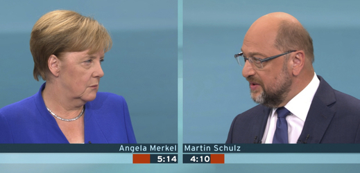 Německá kancléřka Angela Merkelová a její soupeř Martin Schulz během debaty.