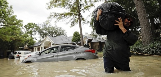 Hurikán Harvey a následné záplavy napáchaly v Texasu celkové škody za možná až 180 miliard dolarů. 