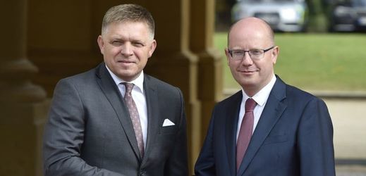 (zleva) Premiér Slovenska Robert Fico a český předseda vlády Bohuslav Sobotka. 