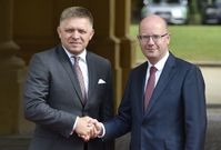 (zleva) Premiér Slovenska Robert Fico a český předseda vlády Bohuslav Sobotka. 