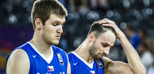 Čeští basketbalisté smutní po prohře s Maďarskem.