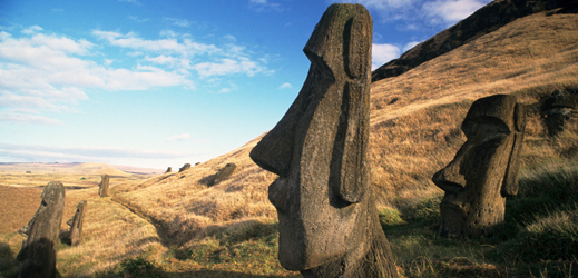 Obří sochy zvané moai.