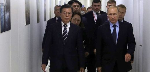 Jihokorejský prezident Mu Če-in a ruský prezident Vladimír Putin.
