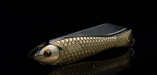Rybička je vyrobena z osmnáctikarátového zlata, oko je z broušeného českého granátu.