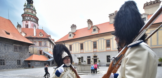 Českokrumlovský zámek by od příštího roku měla plnohodnotně střežit Schwarzenberská granátnická garda. 