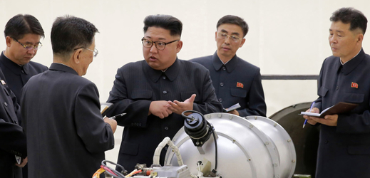 Kim Jong Un (uprostřed).