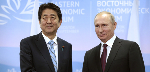 Japonský premiér Šinzó Abe a ruský prezident Vladimir Putin.