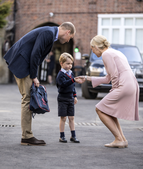 Princ George, princ William a učitelka Helen Haslemová.