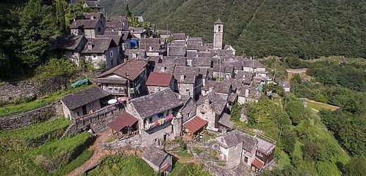 Švýcarská horská vesnička Corippo má šestnáct obyvatel, z toho je patnáct v důchodu.