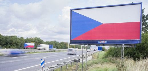 Zatímco někteří provozovatelé billboardy začali odstraňovat, jiní jen reklamní sdělení nahradili státní vlajkou.