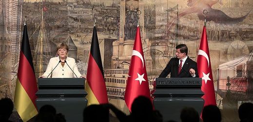 Německá kancléřka Angela Merkelová a bývalý turecký ministr zahraničí Ahmet Davutoğlu na snímku z roku 2015.