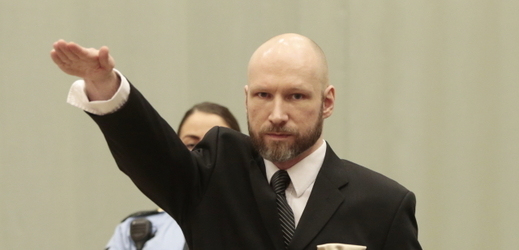Extremista Anders Breivik u soudu hajloval.