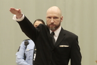 Extremista Anders Breivik u soudu hajloval.