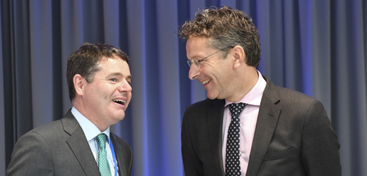 Irský ministr financí Paschal Donohoe (vlevo) a předseda euroskupiny Jeroen Dijsselbloem.