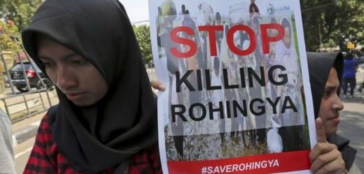 Muslimská žena protestuje proti pronásledování Rohingů.
