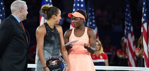 Tenistky Madison Keysová a Sloan Stephensová žertují na vyhlášení US Open.
