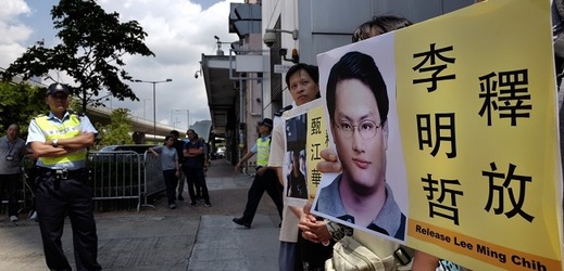 Na plakátu je vyobrazen tchajwanský aktivista Li Ming-čche.