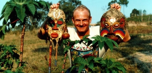 Český cykloturista Vítězslav Dostál s rituálními maskami ze želvích krunýřů na jedné ze zastávek v Bolívii během cesty kolem světa.