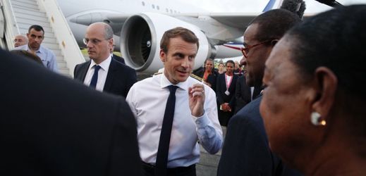 Francouzský prezident Emmanuel Macron na letišti v Pointe-à-Pitre.
