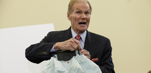 Senátor obchodního výboru USA Bill Nelson ukazuje vadný airbag společnosti Takata.