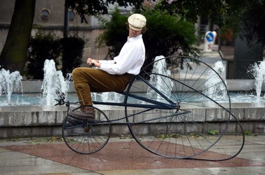 Bicykl byl v depozitářích muzea asi 80 let, až nyní se povedlo určit, že jde o produkt rakouského kováře a zámečníka Josefa Erlacha.