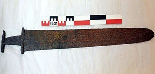 Vikinský meč nalezený v Norsku.