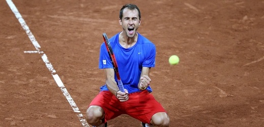 Český tenista Lukáš Rosol a jeho radost po vyhraném zápasu nad Holanďanem Haasem v Davis Cupu.