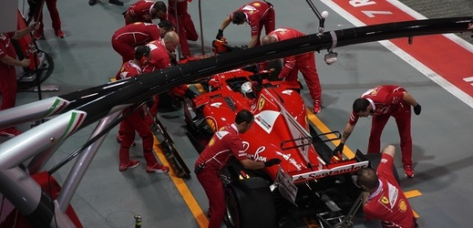 Sebastian Vettel v kvalifikaci na Velkou cenu Singapuru.