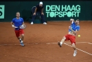Roman Jebavý a Adam Pavlásek v duelu proti Holanďanům v baráži Davis Cupu.