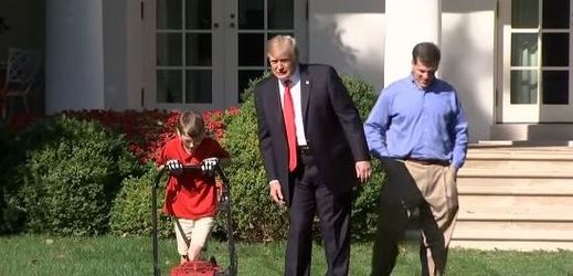Jedenáctiletý Frank posekal trávník u Bílého domu. Trump ho poté vzal do oválné pracovny.