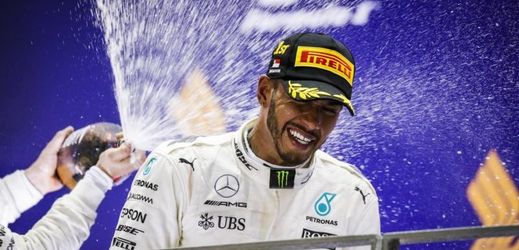Lewis Hamilton slavil v Singapuru triumf.