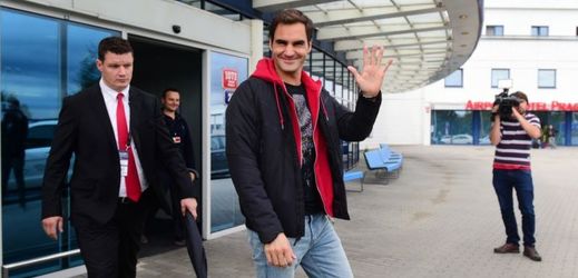 Roger Federer po příletu rozdával úsměvy.
