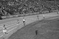 Dva světové rekordy v jednom závodě. Zátopek (čtvrtý zleva) v roce 1951 na Strahově předvedl nejlepší výkon na hodinovce a zároveň na 20 kilometrech.