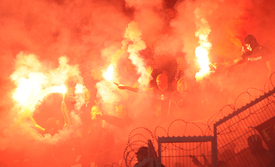 Pyrotechnika ve sparťanském kotli v průběhu derby.