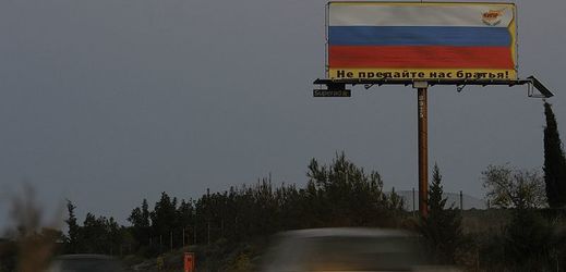 Dálnice z kyperského města Limassol. Na billboardu s ruskou vlajkou stojí: "Nezraďte nás, bratři!"