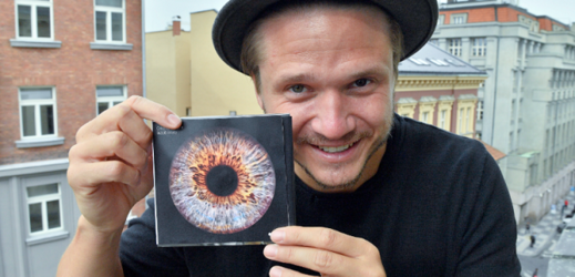 Zpěvák, skladatel a herec Ondřej Gregor Brzobohatý vydává nové album Universum.