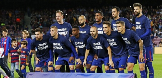 Před zápasem s Eibarem vyjadřují hráči Barcelony solidaritu zraněnému Démbelému.