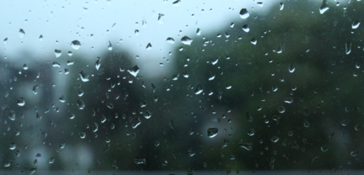 Předpověď počasí hlásí občasné přeháňky a déšť (ilustrační foto).