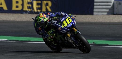 Valentino Rossi má na motorce typické číslo 46.