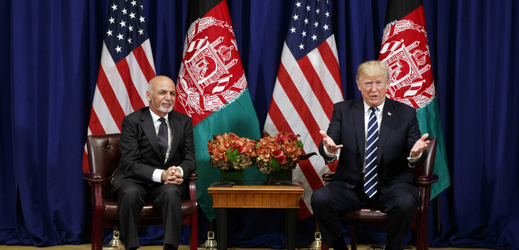 Prezident Afghánistánu Ašraf Ghaní (vlevo) a americký prezident Donald Trump.