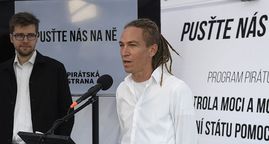 Předseda Pirátů Ivan Bartoš (vpravo) a místopředseda Jakub Michalek.