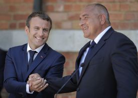 Francouzský prezident Emmanuel Macron (vlevo) a bulharský premiér Bojko Borisov.