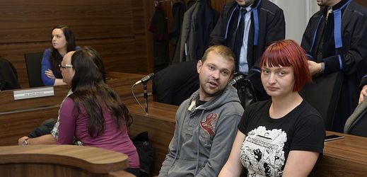 Na snímku jsou (zprava) Katarína Zezulová a Martin Ignačák u pražského soudu.