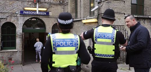 Londýnská policie před stanicí metra.