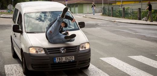 Střet vozidla s chodcem může být pro pěšího tragický (ilustrační foto).